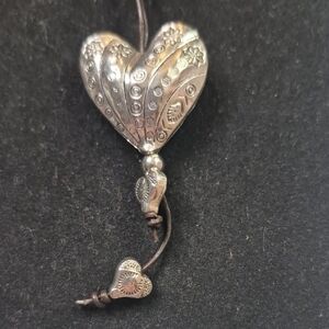 Silver Colored Triple Heart Pendant Necklace (J44)
